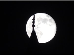 Şişkin ay görsel şölen sundu