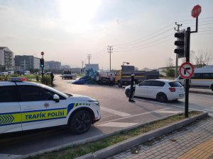 Bursa'da tonlarca ağırlıktaki cam yola saçıldı