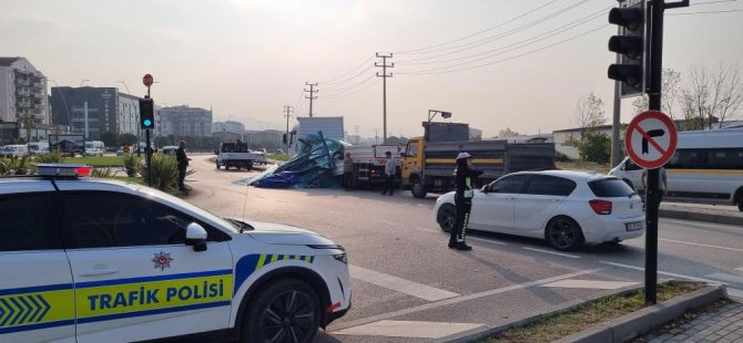 Bursa'da tonlarca ağırlıktaki cam yola saçıldı
