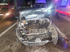 Bursa'da kırmızı ışıkta duran otomobile çarptı! 1'i çocuk 5 yaralı