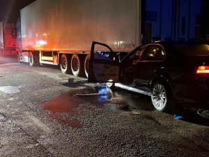 Bursa'da feci kaza! Tırın altına giren araçta can verdi