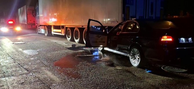 Bursa'da feci kaza! Tırın altına giren araçta can verdi