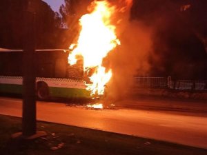 Bursa'da  otobüs alev aldı, büyük panik yaşandı