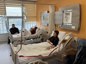 Bursa'da yedikleri midye hastanelik etti