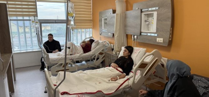 Bursa'da yedikleri midye hastanelik etti