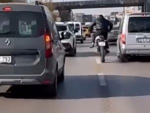 Görüntüler Bursa'dan... Motosikleti at sürer gibi sürdü