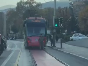 Bursa'da tramvay arkasında tehlikeli yolculuk!