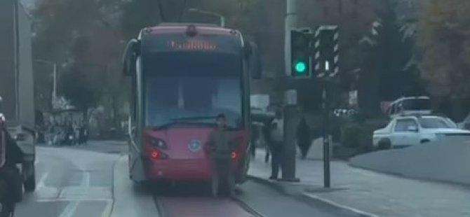 Bursa'da tramvay arkasında tehlikeli yolculuk!