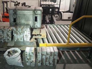 Tırın yakıt deposundan bin 800 paket sigara çıktı