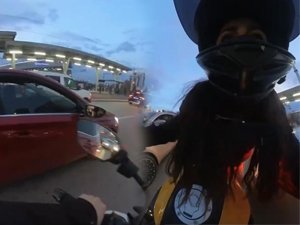 Bursa'da kadın sürücüler kavgası kask kamerasında