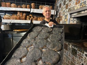 Bursa'nın ünlü pidesi artık siyah tahinle de yapılıyor