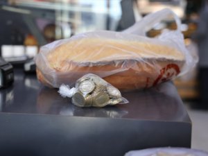 Yüz lira bozuk para getirene iki ekmek hediye