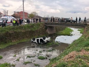 Bursa'da dereyatağına uçan otomobilde can pazarı! 3 yaralı