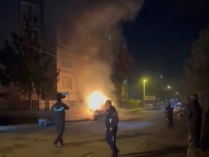 Bursa'da seyir halindeki otomobil alev alev yandı