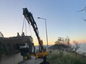 Bursa'da halat koptu, kepçe düştü