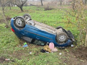 Bursa'da otomobil tarlaya uçtu: 2 yaralı