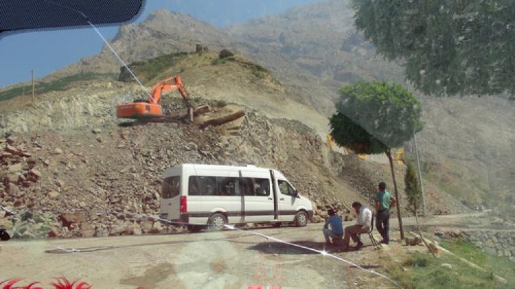 Hakkari-Van yolunda dar virajlar genişletiliyor
