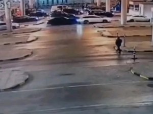 Gümrükte dehşet anları! İki araç arasında sıkıştı!