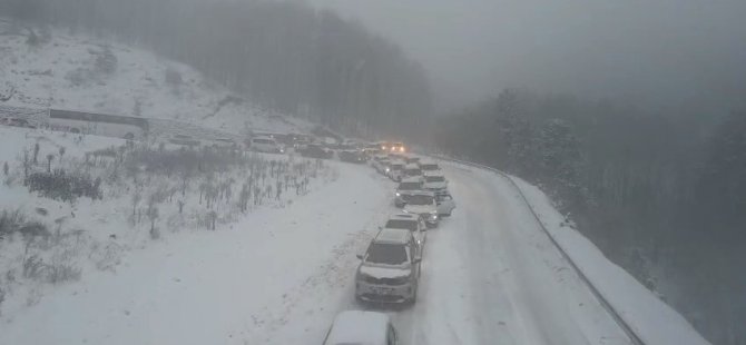 Uludağ'da trafik çilesi, kilometrelerce kuyruk oluştu