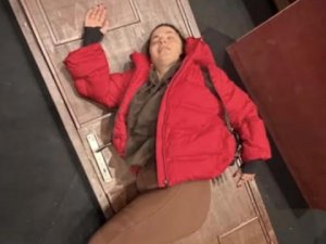 Sahnede korku dolu anlar! Aslı Bekiroğlu'nun kafasına kapı düştü