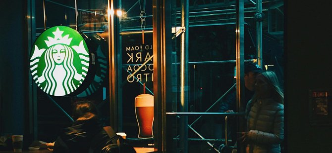 Starbucks yüzlerce mağazasını kapatıyor