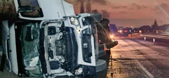 Bursa'da iplik yüklü tır devrildi