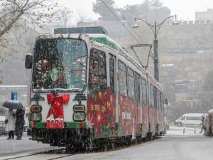 Bursa'da yeni yıl temalı nostaljik tramvaya yoğun ilgi