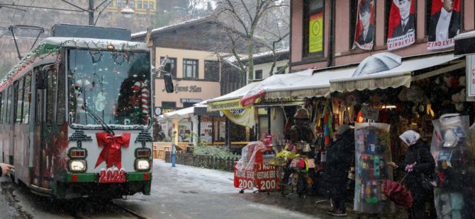 Bursa'da yeni yıl temalı nostaljik tramvaya yoğun ilgi