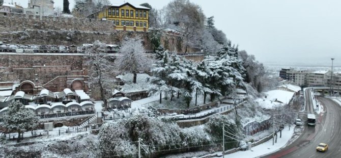 Bursa şehir merkezi karla güne uyandı!