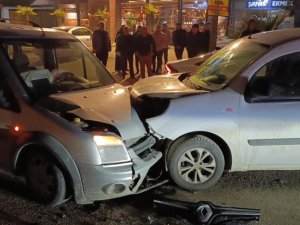 Bursa'da kaza! Kafa kafaya çarpıştılar, 3 yaralı