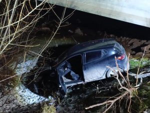 Bursa'da derede can pazarı! Otomobil dereye uçtu, sürücü yaralandı