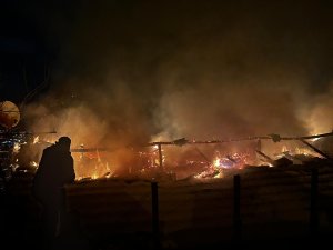 Bursa'da korkutan yangın! 2 katlı evde başladı metruk 2 binaya da sıçradı