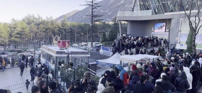 Bursa'da teleferik kuyrukları metrelerce uzadı