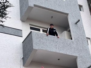 Bursa'da firari şüpheli operasyonu! Kendini balkona kilitledi...