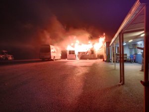 Bursa'da yangın paniği! 20 minibüs son anda kurtarıldı