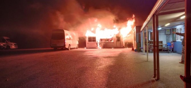 Bursa'da yangın paniği! 20 minibüs son anda kurtarıldı