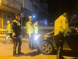 Bursa'da "Eşim gelmeden araçtan inmem" dedi, alkollü çıktı