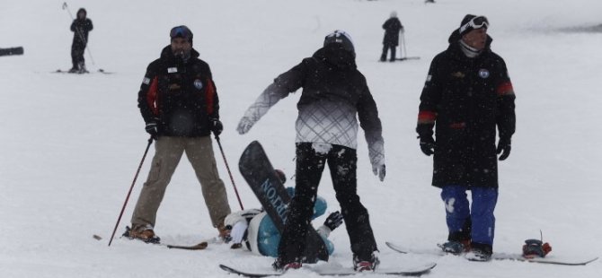 Uludağ'da pistler kayak tutkunlarıyla doldu