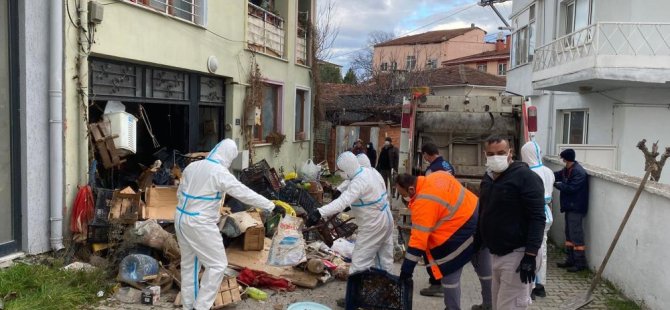 Bursa'da iki katlı evden 9 kamyon çöp çıktı