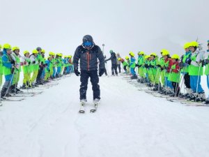 Bursa'da Büyükşehir'le öğrencilerin kayak keyfi
