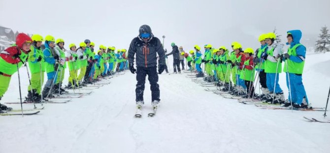 Bursa'da Büyükşehir'le öğrencilerin kayak keyfi