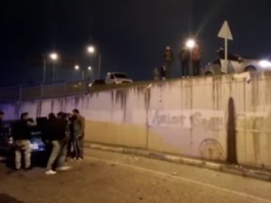 Bursa'da akıl almaz kaza! Demir bariyerler araçların üzerine düştü