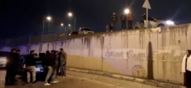 Bursa'da akıl almaz kaza! Demir bariyerler araçların üzerine düştü