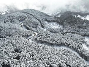 Uludağ'ın virajlı yolları havadan görüntülendi
