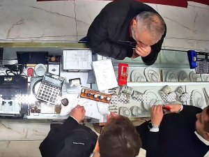 Sahte bilezikle altın almaya çalışınca yakalandı