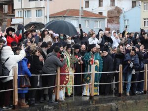 Bursa'da hıristiyan topluluğu denizden haç çıkardı