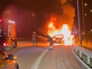 Bursa'da alev topuna dönen aracını çaresizce izledi