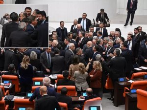 Meclis'te yumruklaşmaya varan kavga! Oturuma iki kez ara verildi