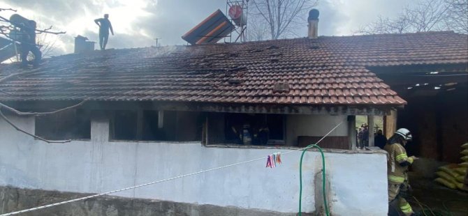 Bursa'da tek katlı ev küle döndü