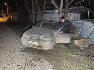 Bursa'da kontrolden çıkan otomobil ağaca çarptı! 4 yaralı